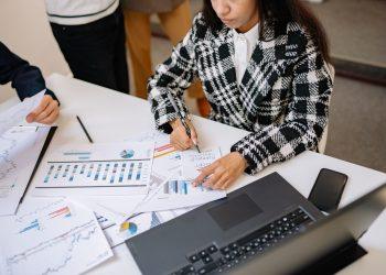 Why Keep on Top of Your Finances in 2022