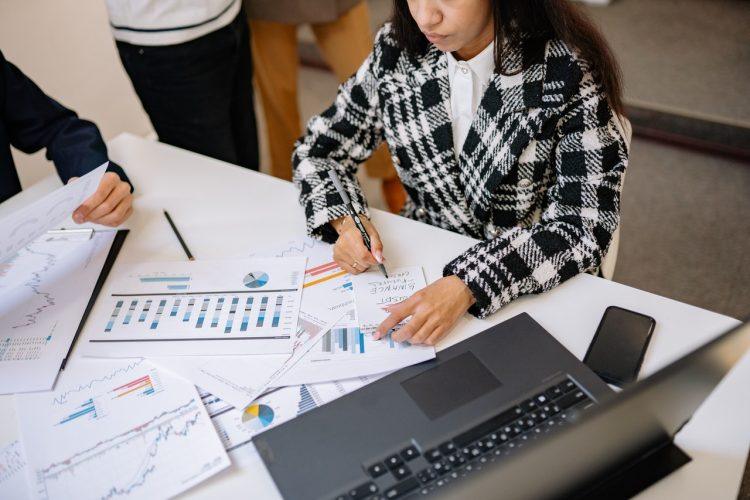 Why Keep on Top of Your Finances in 2022