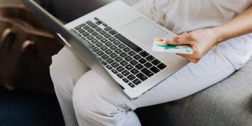 The Advantages and disadvantages of selling on Amazon and eBay