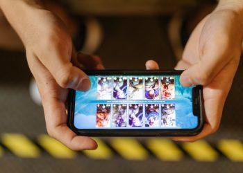 What are the benefits of playing online?