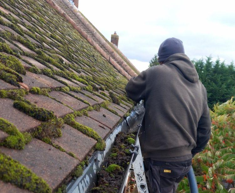 5 Reasons to Hire a Professional Gutter Cleaning Service in Swindon