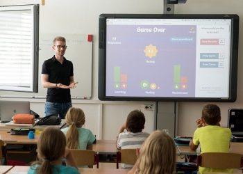 Using Audio Visual Aids to Create an Interactive Learning Experience
