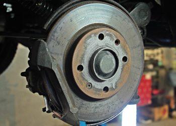 What are the benefits of an independent garage in Reading for car repairs?