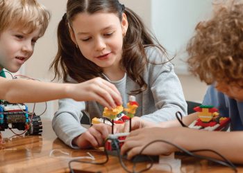 Ditch the Screens, Embrace Science: Unforgettable Adventures Await at a Science Holiday Activity Camp