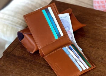 The Art of Gifting: Leather Wallets as the Quintessential Present for Men