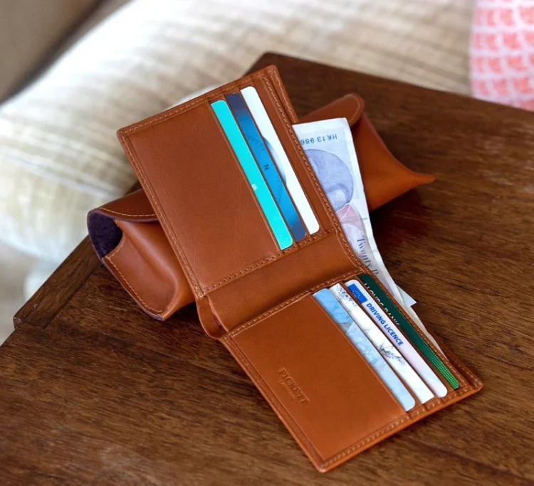 The Art of Gifting: Leather Wallets as the Quintessential Present for Men