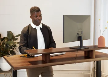 Why Standing Desks Are Revolutionizing the Modern Workplace
