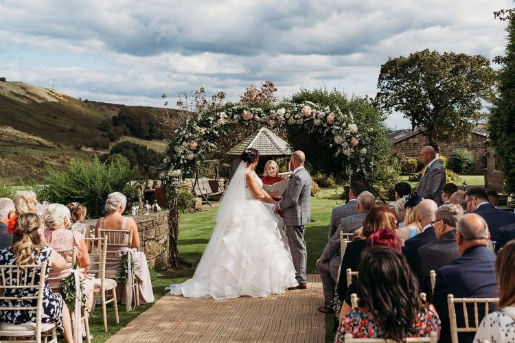 Key Considerations When Selecting a Wedding Celebrant Dundee Couples Can Trust