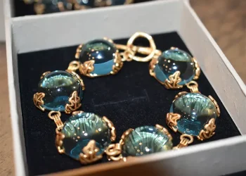 Why Handcrafted Jewellery UK Resonates with Modern Tastes